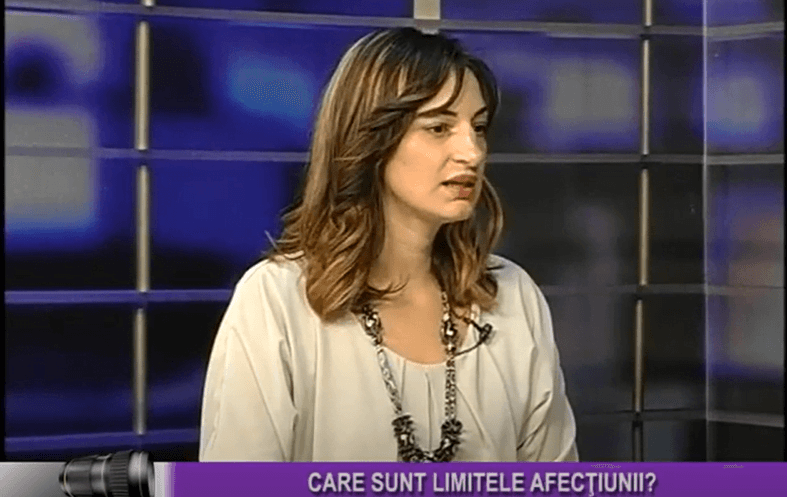 Femeie discutând la televizor despre limitările afecțiunii.