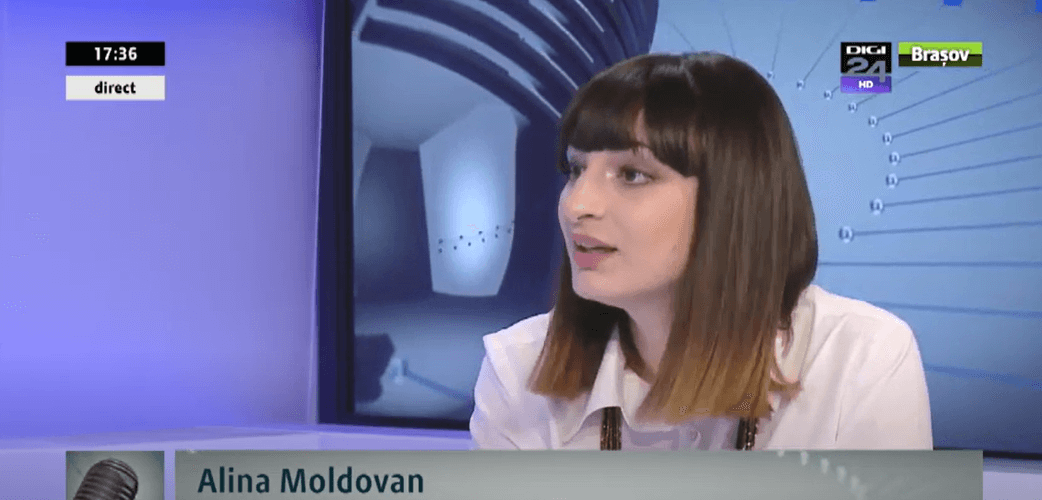 Femeie discutând în direct la televiziune, emisiune Digi24.